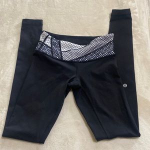 Lululemon leggings black and white size 4 in perfect condition